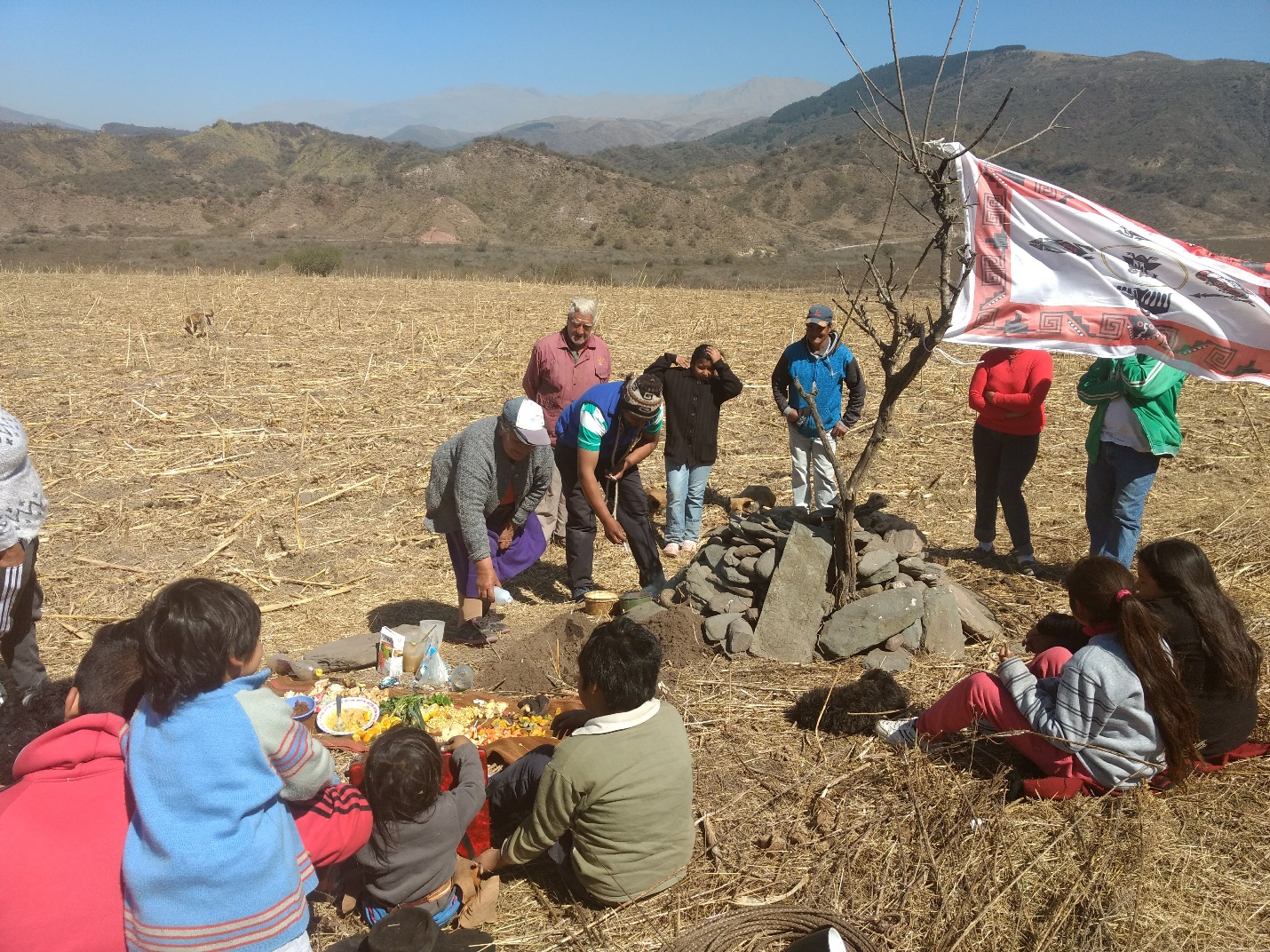 Ceremonia a la Pachamama en la base Rearte,
Pueblo Tolombón. 