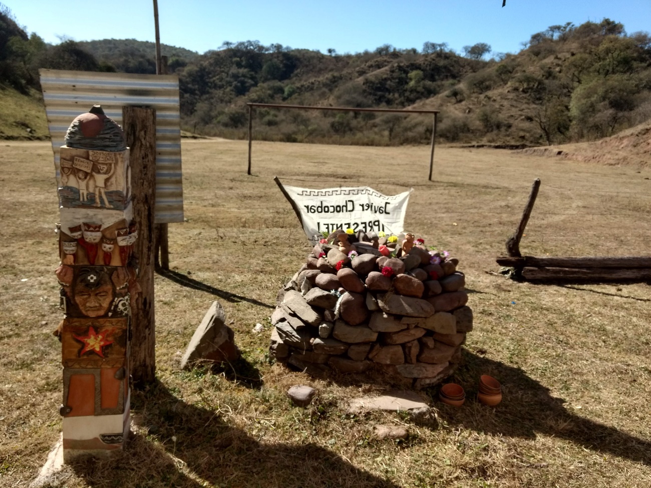 Apacheta junto al cartel de Justicia por Javier
Chocobar, Los Chuschagasta.  