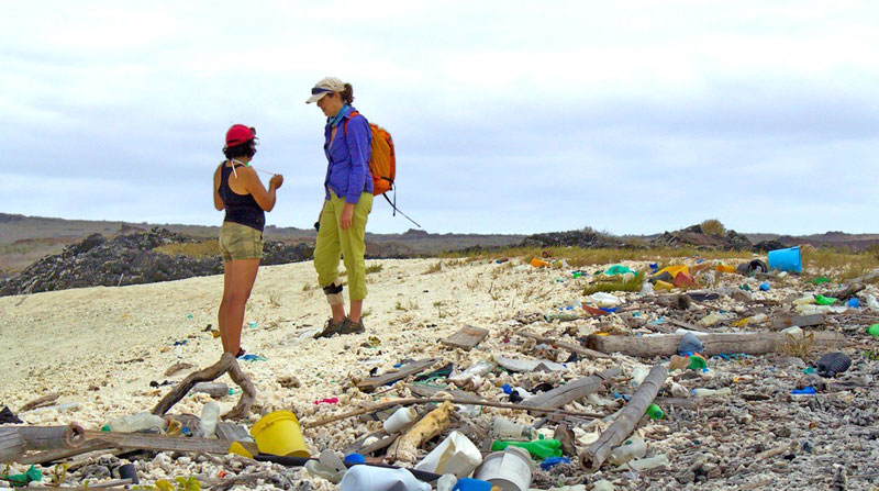 Acumulación de desechos plásticos en las
Islas Galápagos (Ecuador) 

          