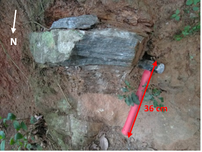 Bloque
de eclogita encontrado en el camino cercano hacia la Quebrada Raspas.